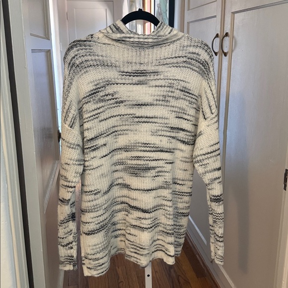 Torrid Pullover Sweater gray, and white size 2 - Picture 4 of 5